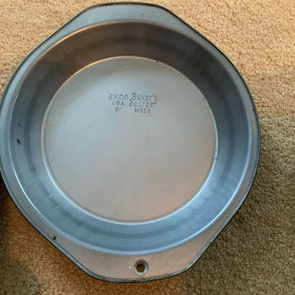 2 EKCO USA Baker’s Secret 9” M310 Metal Pie Pans